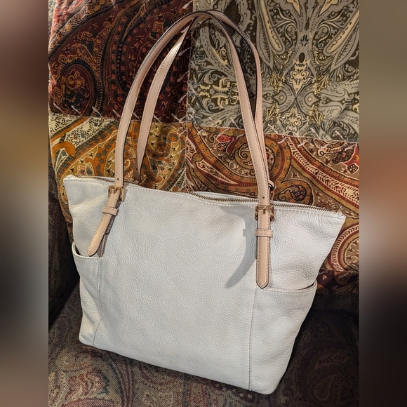 Michael Kors Jet Set Tote - Picture 2 of 16